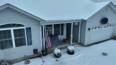 Bandera-Americana-En-Casa-Ranchera-Cubierta-De-Nieve.