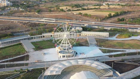 La-Cámara-Del-Dron-Que-Avanza-Muestra-El-área-Que-Rodea-El-Testamento-Gigante-Con-Pequeñas-Granjas-Y-Tráfico-De-Vehículos-En-La-Carretera.