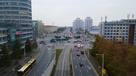 Vuelo-Sobre-Las-Calles-De-La-Ciudad,-Vida-Urbana-En-Wrocław,-Polonia