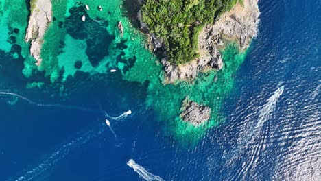 Boote-In-Der-Nähe-Der-Insel-Korfu-Im-Ionischen-Meer,-Kristallklares-Wasser-Rund-Um-Den-Strand-Von-Limni-Glyko,-Luftaufnahme