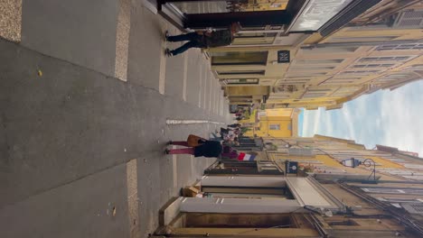 Tourists-In-Streets-Of-Aix-en-Provence-City-In-France,-Vertical-Shot