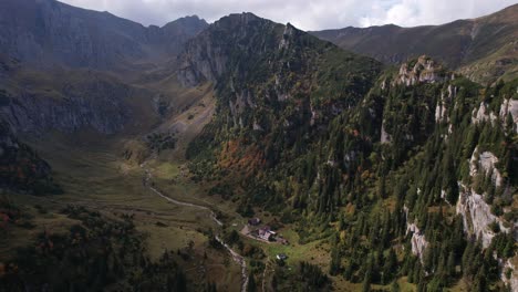 Herbstfarben-Hüllen-Die-Bucegi-Berge,-Das-Malaiesti-Tal-Mit-Einer-Ruhigen,-üppigen-Aussicht,-Luftaufnahme