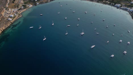 Luftaufnahmen-Der-Stadt-Und-Des-Hafens-Von-Parikia-Auf-Der-Insel-Paros,-Einer-Der-Vielen-Kykladeninseln-In-Der-Ägäis