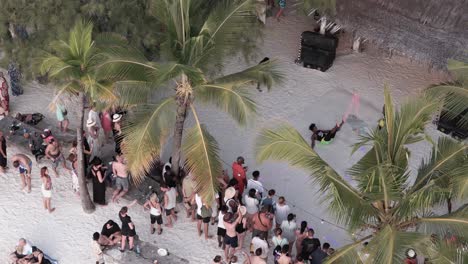 Mit-Blick-Auf-Die-Sich-Versammelnden-Menschenmassen,-Die-Eine-Tanzshow-Am-Michamvi-Kae-Beach-In-Sansibar-Beobachten