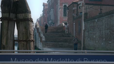 Escena-Del-Canal-Veneciano-Con-Arquitectura-Y-Escalones-Antiguos,-Que-Capturan-La-Vida-Cotidiana-En-La-Histórica-Venecia,-Italia.
