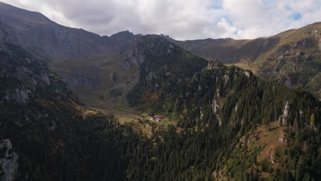 Malaiesti-Tal-Im-Bucegi-Gebirge-Mit-Buntem-Herbstlaub,-Luftaufnahme