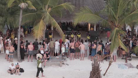 Menschenmassen-Versammeln-Sich-Und-Schauen-Sich-Eine-Energiegeladene-Tanzshow-Am-Michamvi-Kae-Beach-In-Sansibar-An