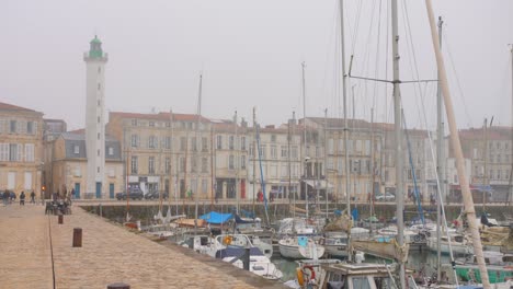 Old-Harbor-With-Quai-Valin-Green-Lighthouse-In-La-Rochelle,-France