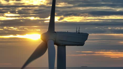 Orbit-Aufnahme-Einer-Windkraftanlage-Auf-Neeltje-Jans-Bei-Sonnenuntergang
