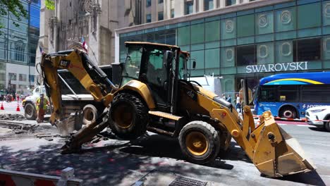 Eine-Straßenansicht-Von-Männern,-Die-An-Einem-Sonnigen-Tag-Entlang-Der-Fifth-Avenue-In-New-York-Einen-Graben-Ausheben