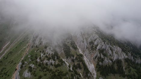 Montañas-Brumosas-Con-Nubes-Rodando-Sobre-Acantilados-Escarpados,-Vista-Aérea