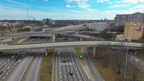 Tráfico-En-Intersecciones-De-Autopistas-Elevadas-En-La-Ciudad-De-Atlanta,-Georgia,-Estados-Unidos.