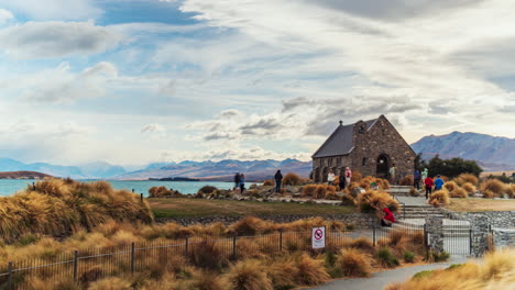 Touristen-Erkunden-Das-Gelände-Der-Good-Shepherd-Church-In-Tekapo,-Neuseeland,-Zeitraffer