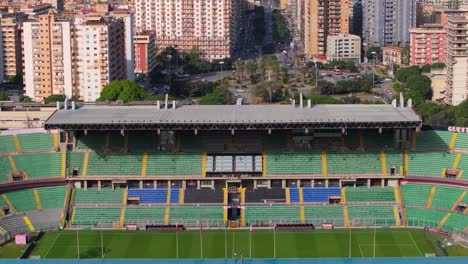 Un-Dron-Vuela-Sobre-El-Estadio-De-Fútbol-De-Palermo-Renzo-Barbera-En-Un-Día-Típico-En-Sicilia