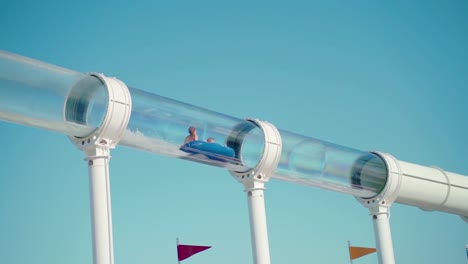 Zwei-Mädchen-Rutschen-Auf-Einer-Wasserrutsche-Eines-Segelkreuzfahrtschiffs-Auf-Dem-Meer