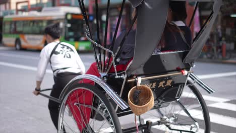 Rickshaw,-traditional-Japanese-means-of-transportation-for-tourists,-japon,-tokyo