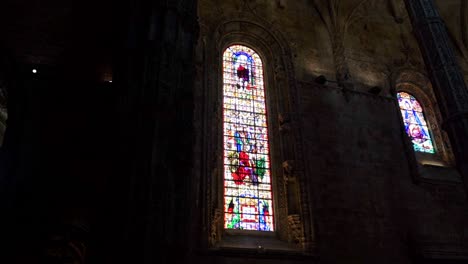 Bunte-Glasfenster-In-Der-Kathedrale-Von-Lissabon-In-Portugal