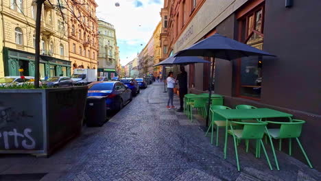 Sonnenschirme-Der-Restaurants-Im-Freien-Entlang-Der-Seitenstraßen-Von-Prag-In-Der-Tschechischen-Republik