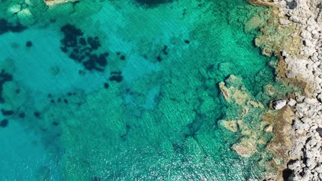 Das-Atemberaubende-Blaue-Wasser-Entlang-Der-Küste-Der-Insel-Korfu,-Sonniger-Tag,-Luftaufnahme
