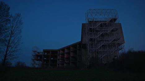 Crepúsculo-Sobre-Andamios-Del-Hospital-En-Ruinas,-Zagreb,-Croacia