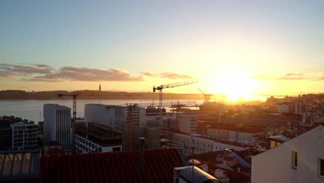 Wunderschönes-Goldenes-Sonnenuntergangspanorama-über-Lissabon,-Portugal
