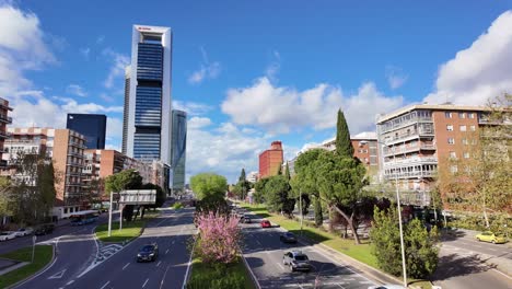 Paisaje-Urbano-De-Coches-En-Movimiento-Y-Vista-Del-Horizonte-En-El-Distrito-Financiero-De-Madrid