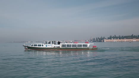 Escena-Serena-En-Venecia,-Italia,-Con-Un-Barco-Vaporetto-Local-Actv-Navegando-Por-Las-Tranquilas-Aguas.