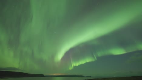 La-Impresionante-Exhibición-De-Colores-Vibrantes-Y-Patrones-Arremolinados-De-La-Aurora-Boreal-Sobre-El-Mar