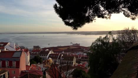 Wunderschönes-Küstenpanorama-Von-Lissabon,-Portugal-Vom-Saint-George&#39;s-Castle