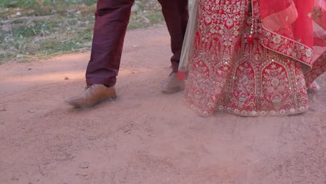 Füße-Der-Indischen-Braut-Und-Des-Bräutigams-Zu-Fuß-Auf-Sandweg-Im-Freien