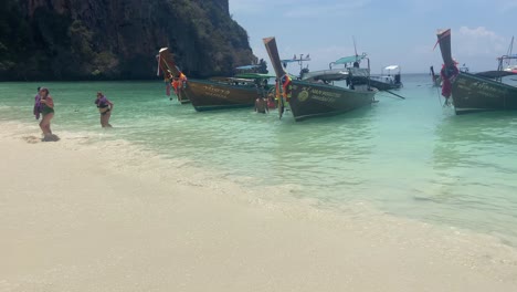 Weite-Schwenkaufnahme-Des-Monkey-Beach-Auf-Den-Phi-Phi-Inseln-Mit-Touristen-Und-Booten