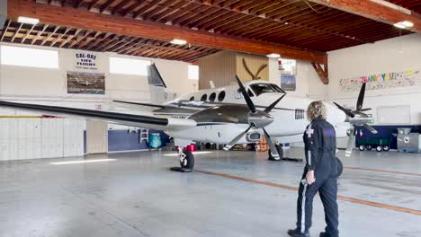 Cal-Ore-Life-Flight-Ist-Ein-Medizinisches-Transportflugzeug-Im-Hangar-Am-Crescent-City-Airport,-Kalifornien