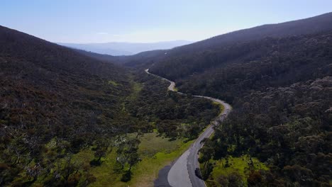 Bergstraße-Im-Kosciuszko-Nationalpark-In-New-South-Wales,-Australien-–-Luftaufnahme-Einer-Drohne