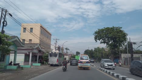 Transporte-Público-En-La-Ciudad-De-Medan,-Sumatra-Del-Norte,-Indonesia.