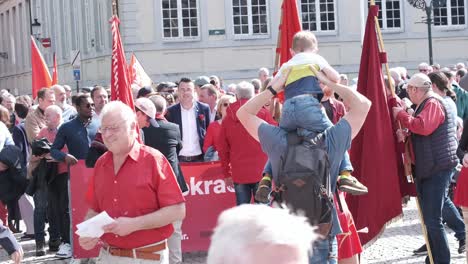 Reunión-Política-Pública-Defendiendo-El-Socialismo-En-La-Plaza-De-La-Ciudad