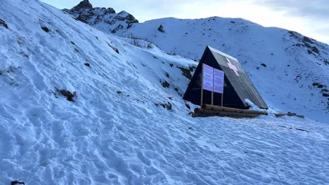 Aufnahmen-Eines-Roten-Kreuzes-Im-Schnee-In-Almaty