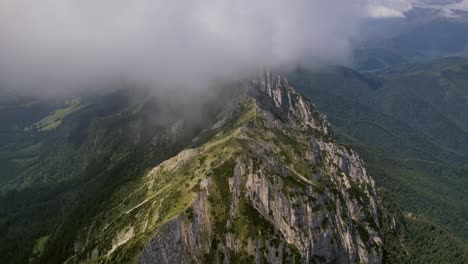 Montañas-De-Piatra-Craiului-Envueltas-Por-Nubes-Que-Fluyen,-Vista-Aérea