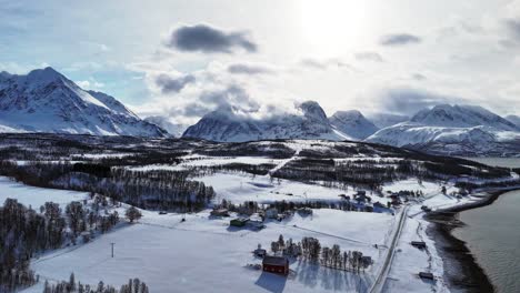 Timelapse-De-Drones-En-Las-Escarpadas-Montañas-Noruegas-En-Invierno