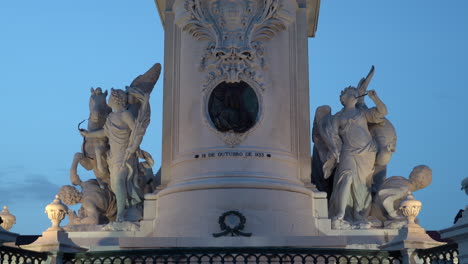 Details-Des-Sockels-Der-Statue-Von-König-José-Während-Der-Abenddämmerung