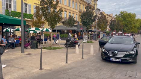 Frau-Steigt-Aus-Taxi,-Um-Begleiter-Anzurufen,-In-Aix-en-Provence,-Frankreich,-Totalaufnahme