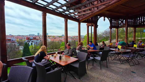 Gente-Comiendo-Disfrutando-De-Una-Hermosa-Vista-En-La-Azotea-De-Un-Restaurante