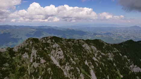 Berggipfel-Unter-Einem-Bewölkten-Himmel-In-Piatra-Craiului,-Luftaufnahme