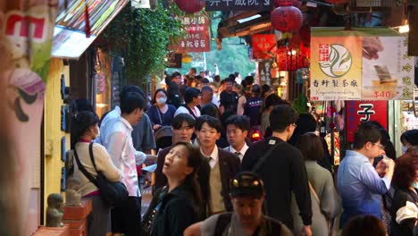 Menschen-Schlendern-Durch-Die-Schmalen-Gassen-Mit-Essensständen,-Souvenirläden-Und-Geschenkartikelläden-Und-Erkunden-Das-Charmante-Bergdorf-Jiufen-In-Der-Altstadt,-Eine-Beliebte-Touristenattraktion-Taiwans