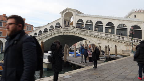 Turistas-Tomando-Fotos-En-El-Puente-De-Rialto-En-El-Gran-Canal-De-Venecia,-Italia