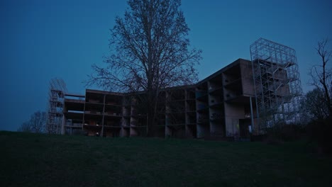 Abenddämmerung-Blick-Auf-Desolates-Krankenhausgebäude,-Zagreb,-Kroatien