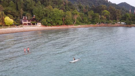 Vista-Aérea-De-Una-Persona-Practicando-Paddle-Surf-En-Aguas-De-Una-Playa-Solitaria-En-Koh-Chang