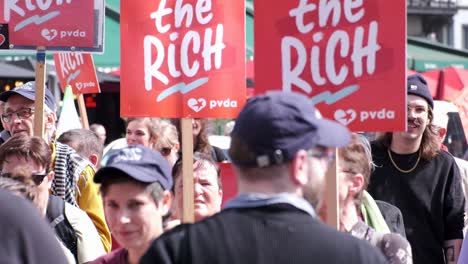 Manifestantes-Sosteniendo-Carteles-De-&quot;impuestos-A-Los-Ricos&quot;-En-Protesta