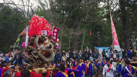 Langsame-Kamerafahrt-über-Eine-Menschenmenge-Aus-Japan-Bei-Einer-Festivalveranstaltung