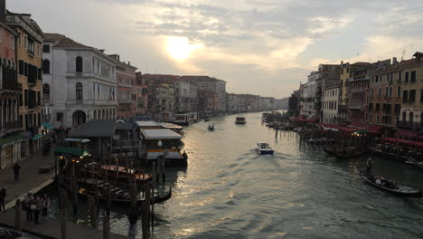 Vista-Del-Gran-Canal-Con-Barco-Navegando,-Puesta-De-Sol-Entre-Las-Nubes,-Venecia