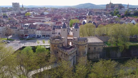 El-Castillo-De-La-Puerta-Alemana-Medieval-Aérea-Se-Eleva-Sobre-El-Río-Seille-En-Metz,-Francia